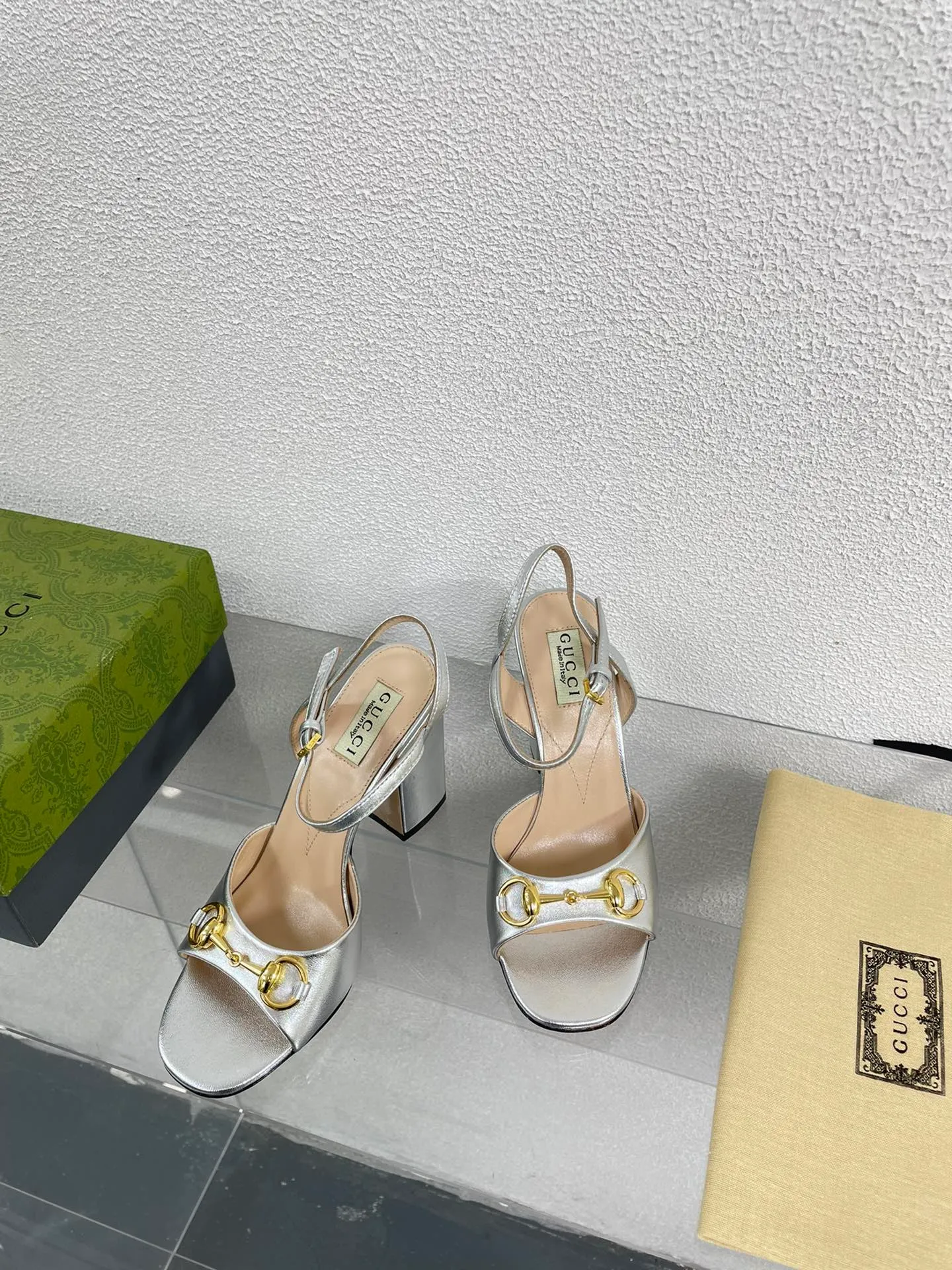 👟👟Ex-factory price 520👟👟 Classic Gucci sandals 💰 Popular 🔥 single product brown, upper made of lambskin, classic logo💪 Exquisite double G diamond buckle hardware, Italian imported genuine leather outsole💯 Sheepskin lining, feet, classic hardware buckle, original custom code number: 35 36 37 38 39 40 41 42 (order 40 41 42) with original packaging
